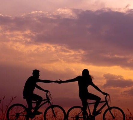 casal com bicicleta