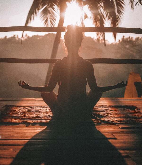 Mulher meditando